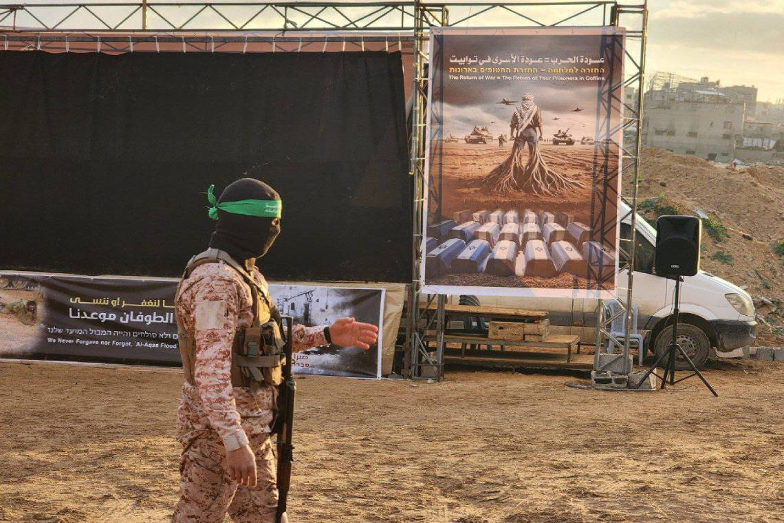 الإعلام العبري: مرة أخرى، حماس تجهز مراسم ساخرة وغير إنسانية قبيل تسليم جثث الأسرى.  