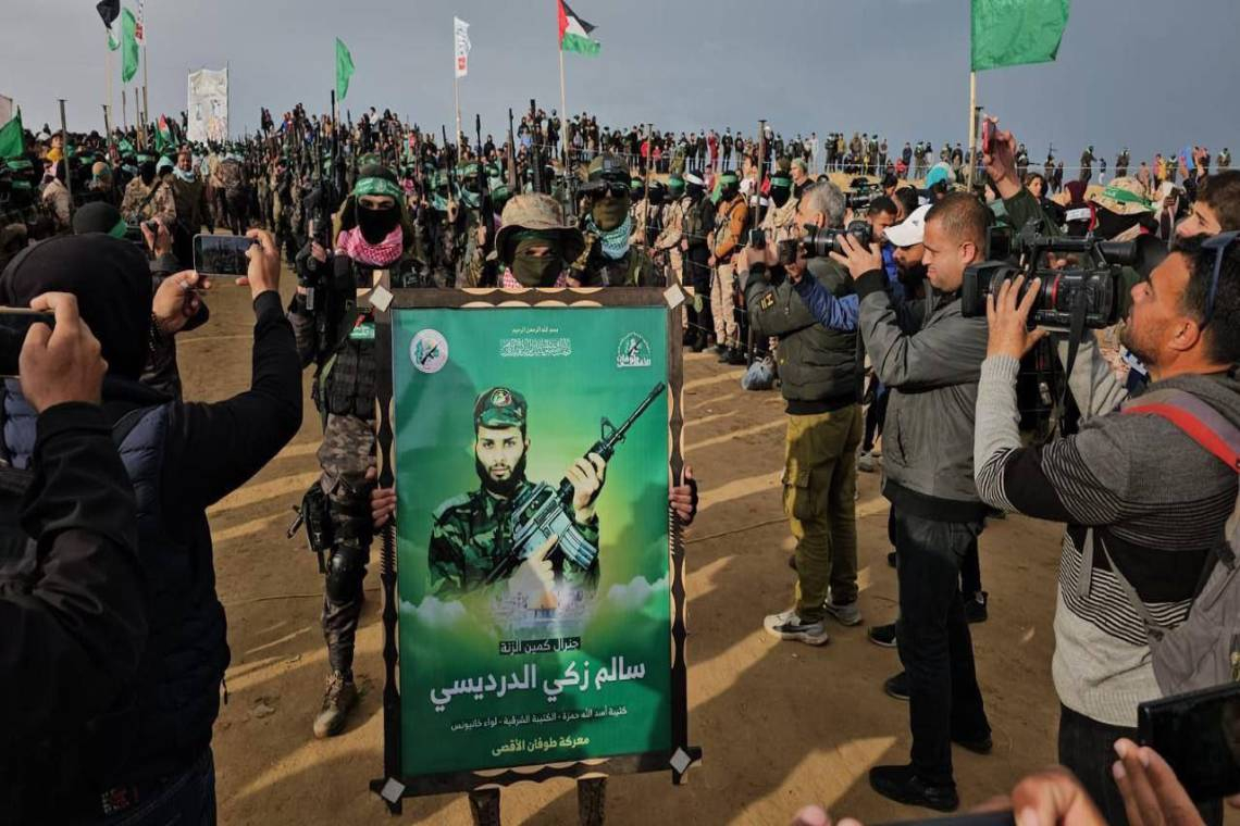 عناصر من كتائب القسام يرفعون صورة الشهيد سالم زكي الدرديسي جنرال كمين الزنة وهو من قادة الكتيبة الشرقية بلواء خانيونس.