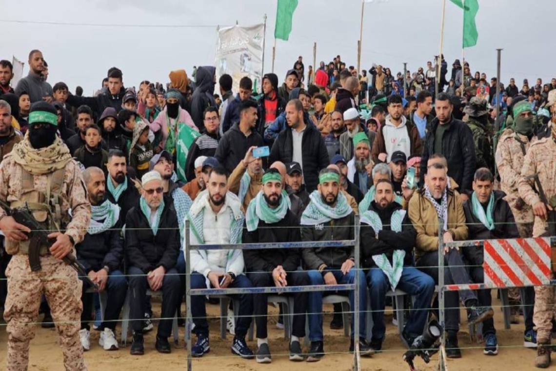 جانب من مشاركة الأسرى المحررين بصفقة التبادل ؛ مراسم الإفراج عن جثامين 4 أسرى إسرائيليين.