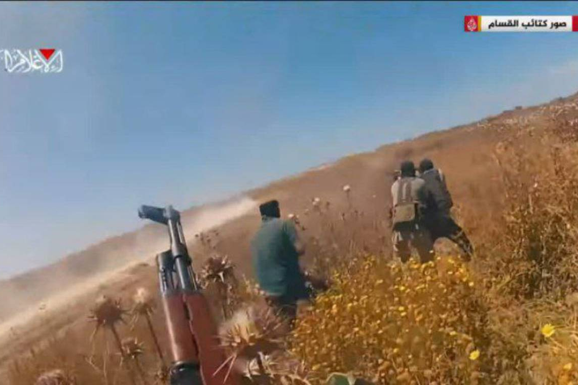 صحيفة يديعوت أحرونوت العبرية: منفذو الكمين في شمال غزة، الذي أسفر عن مقتل جندي وإصابة خمسة آخرين، نجحوا بالانسحاب من الموقع بعد تنفيذ العملية.