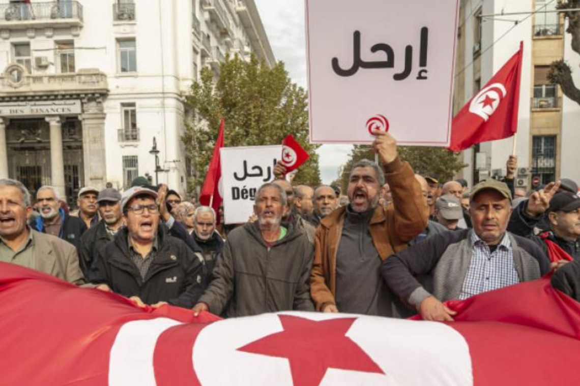 قضية &quot;التآمر على أمن الدولة&quot; تثير عاصفة سياسية وقضائية في تونس وسط اتهامات بتوظيف القضاء لقمع المعارضة.للمزيد..