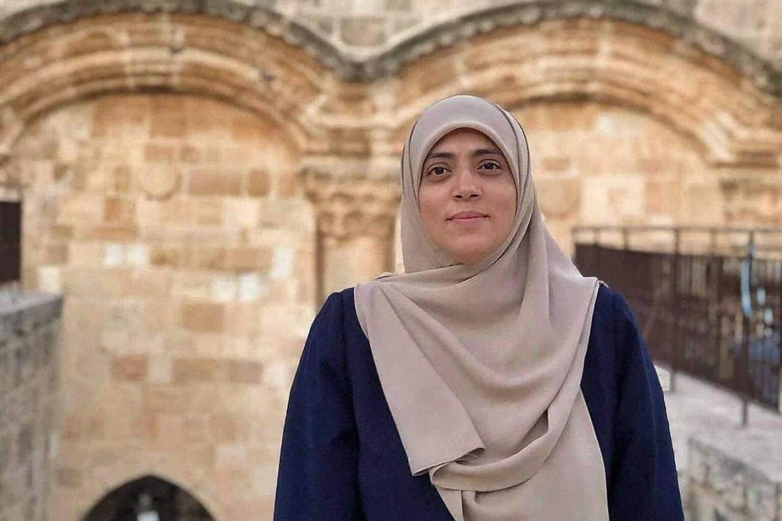 الاحتلال يجدد قرار منع المرابطة المقدسية خديجة خويص من دخول الضفة الغربية لمدة 6 أشهر، في إجراء تعسفي متكرر.