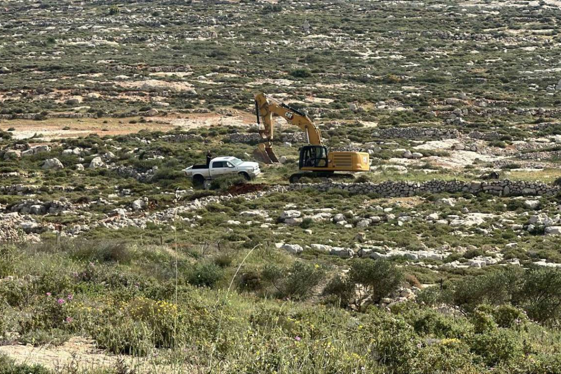مستوطنون، بحماية قوات الاحتلال، يغلقون مدخل بلدة دير جرير شرق رام الله لتنفيذ أعمال تجريف في أراضي الفلسطينيين بالمنطقة.