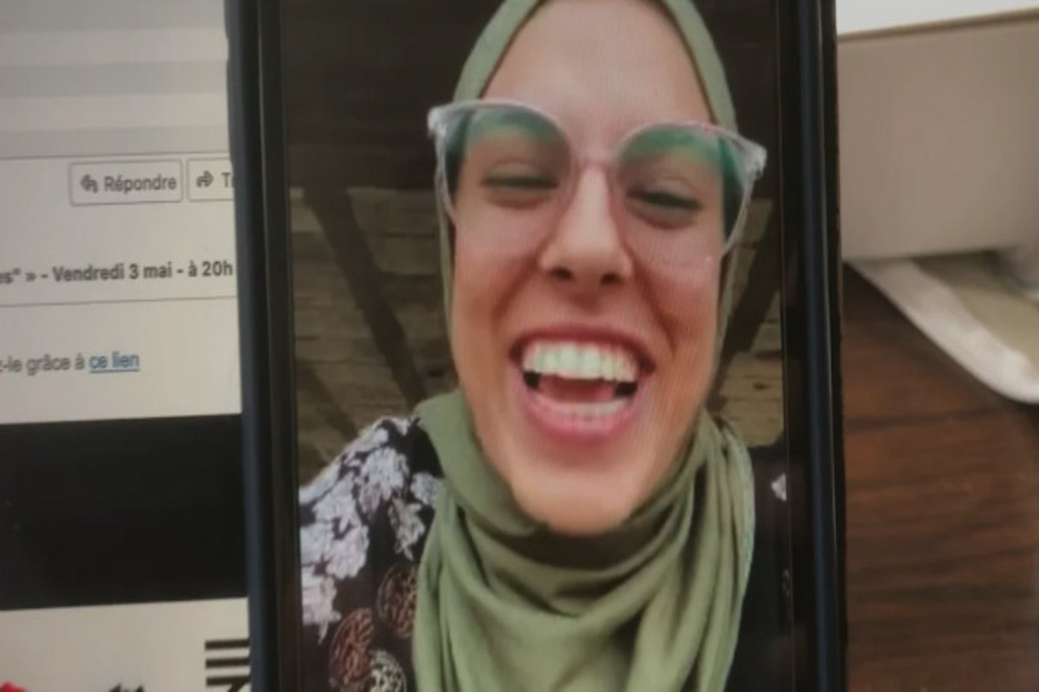 مقتل مصورة فلسطينية قُبيل عرض فيلمها في مهرجان &quot;كان&quot; يعكس مأساة الصحفيين تحت نيران الحرب الإسرائيلية.للمزيد..